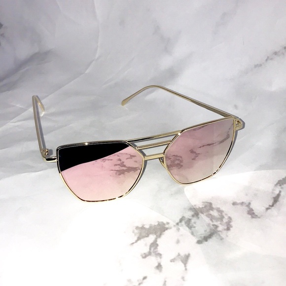 Accessories - NEW Reflective aviator rose gold sunglasses Accessories - NEW Reflective aviator rose gold sunglasses